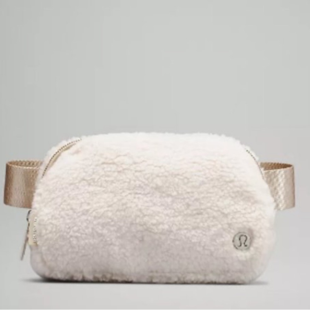 Lululemon Everywhere Fleece Belt Bag in Natural Ivory/Trench